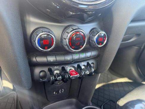 Used 2016 MINI Cooper 4-Door Hardtop w/ Media Package FWD image 18