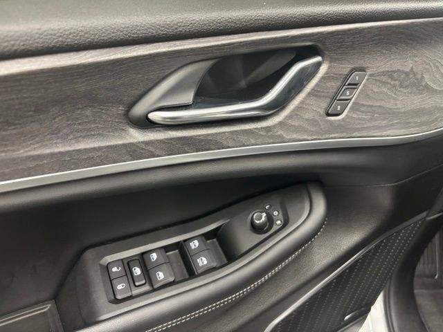 Used 2025 Jeep Grand Cherokee L Limited w/ Luxury Tech Group II AWD/4WD image 17