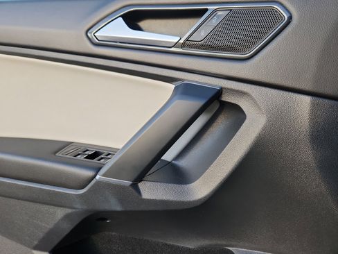 Used 2018 Volkswagen Tiguan SE w/ Panoramic Sunroof Package image 14