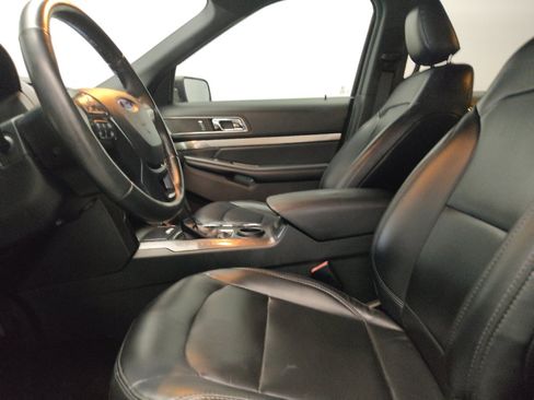 Used 2019 Ford Explorer XLT w/ Equipment Group 202A FWD image 17