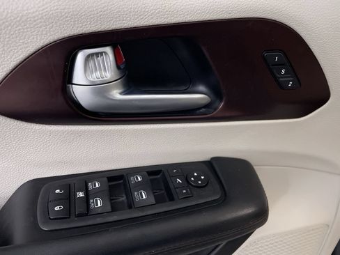 Used 2019 Chrysler Pacifica Limited FWD image 11
