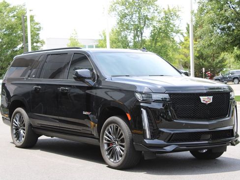 Used 2023 Cadillac Escalade ESV V AWD/4WD image 2