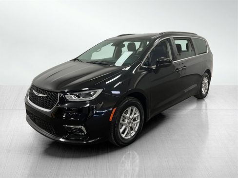 Used 2022 Chrysler Pacifica Touring-L image 2