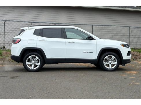 Used 2023 Jeep Compass Latitude AWD/4WD image 3