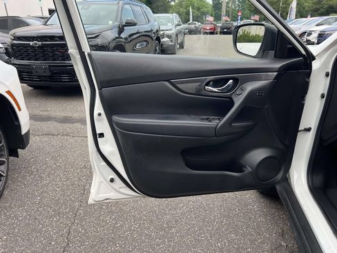 Used 2019 Nissan Rogue SV w/ Sun & Sound Touring Package AWD/4WD image 15