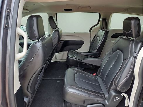 Used 2023 Chrysler Pacifica Touring-L FWD image 18
