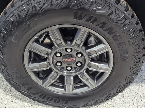 Used 2024 GMC Sierra 1500 AT4X image 9