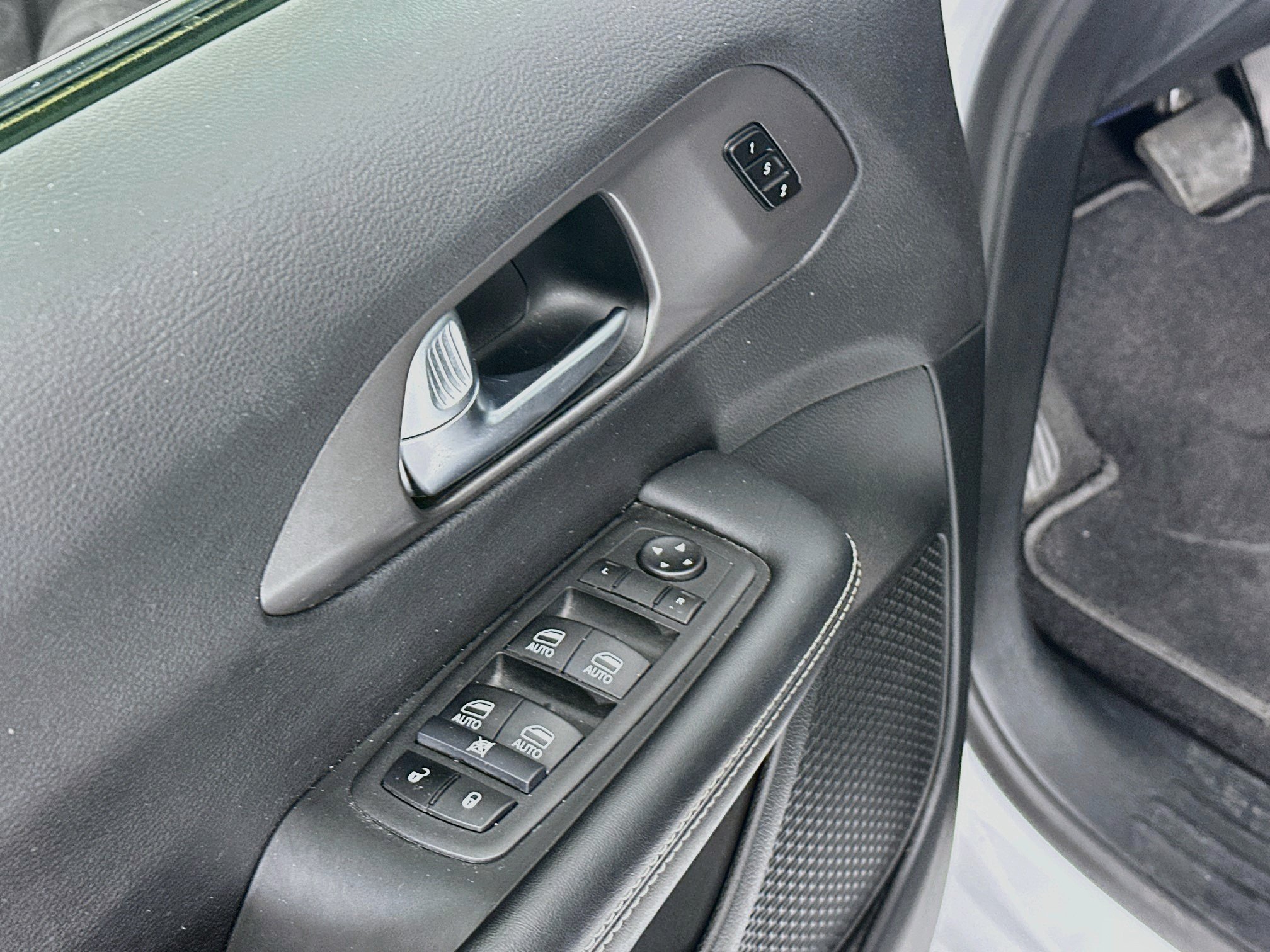 Used 2025 Chrysler Pacifica Select FWD image 15