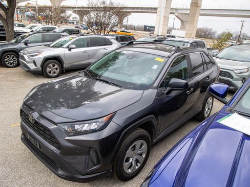 Used 2020 Toyota RAV4 LE image 3