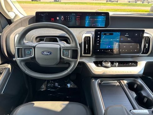 Used 2025 Ford Expedition Active AWD/4WD image 18