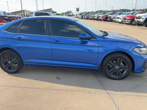 Used 2024 Volkswagen Jetta SE FWD image 2