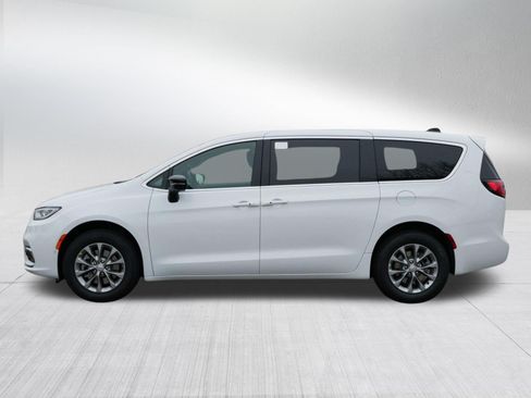 New 2026 Chrysler Pacifica Limited w/ Trailer Tow Group AWD/4WD image 4