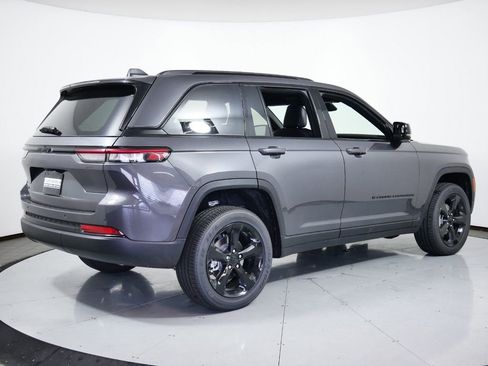 Used 2024 Jeep Grand Cherokee Altitude image 11