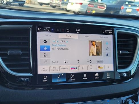 Certified 2025 Chrysler Pacifica Select image 9