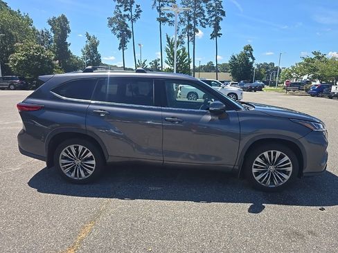 Used 2020 Toyota Highlander Platinum AWD/4WD image 4