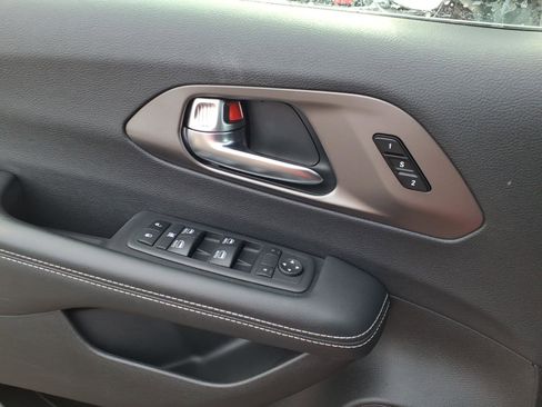 Used 2025 Chrysler Pacifica Select image 16