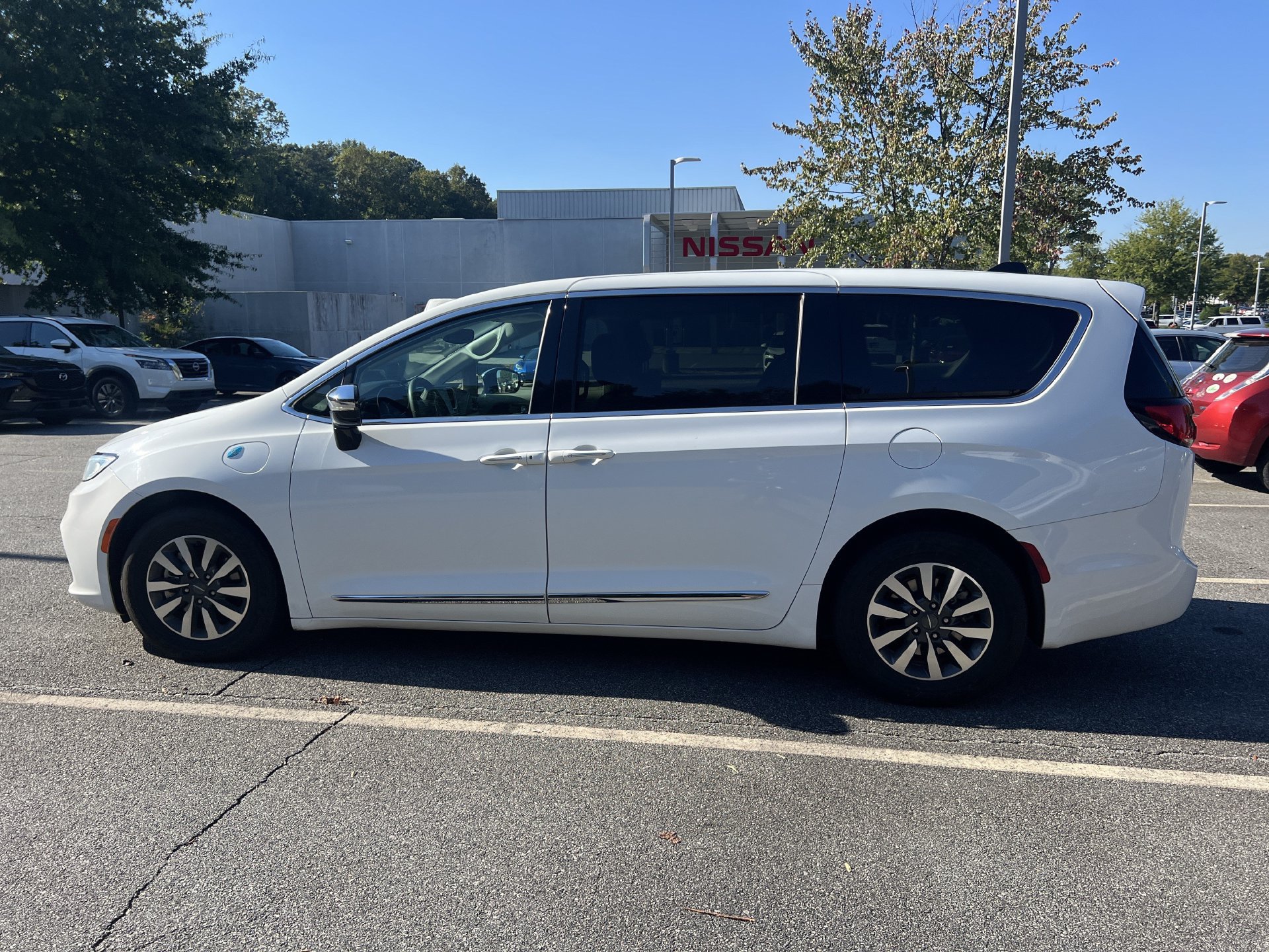 Used 2023 Chrysler Pacifica Limited FWD image 2
