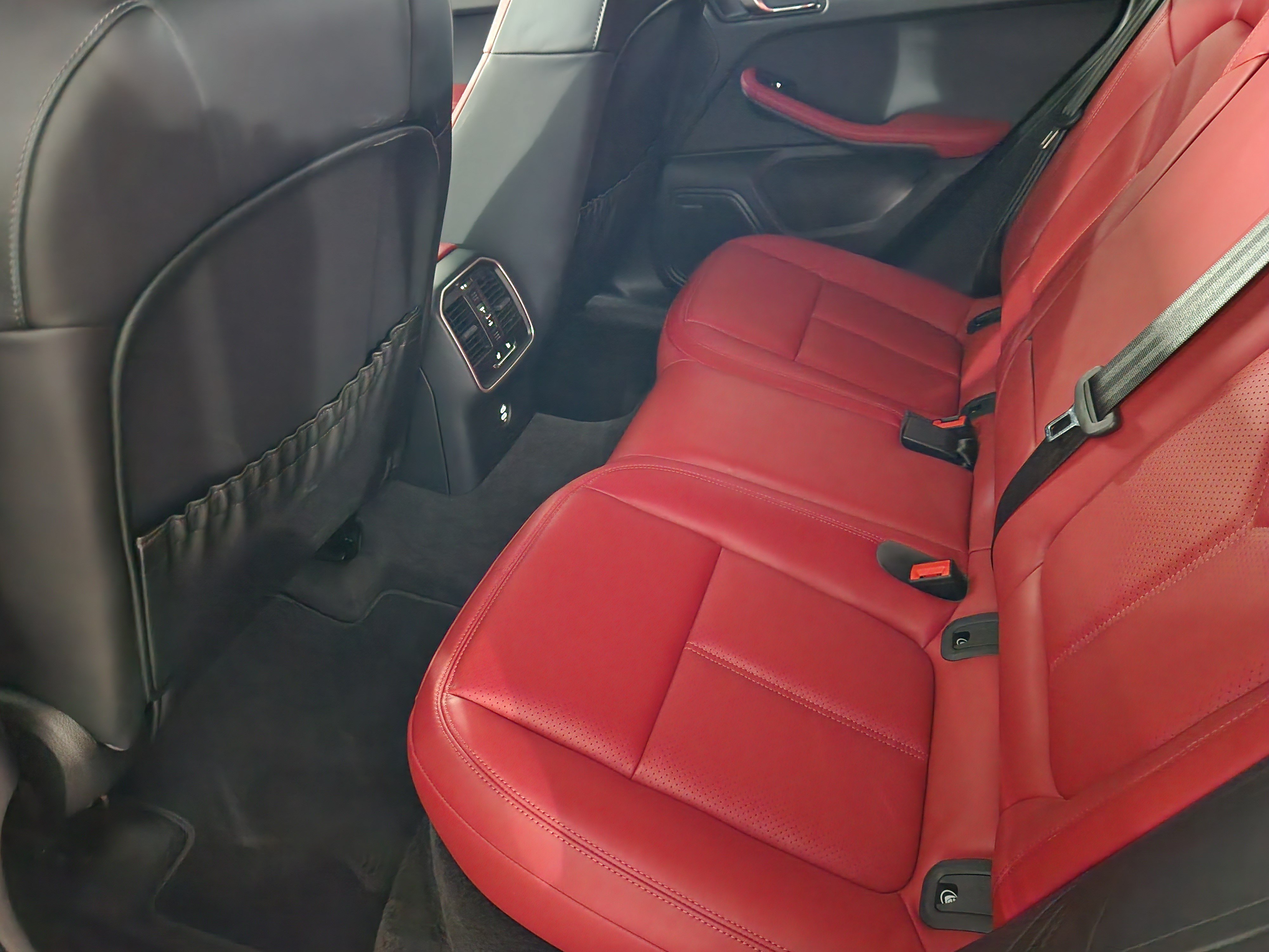 Certified 2026 Porsche Macan Turbo AWD/4WD image 31