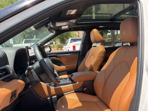 Used 2025 Toyota Highlander Platinum AWD/4WD image 9