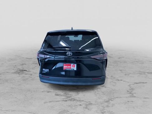 Used 2026 Toyota Sienna LE FWD image 9