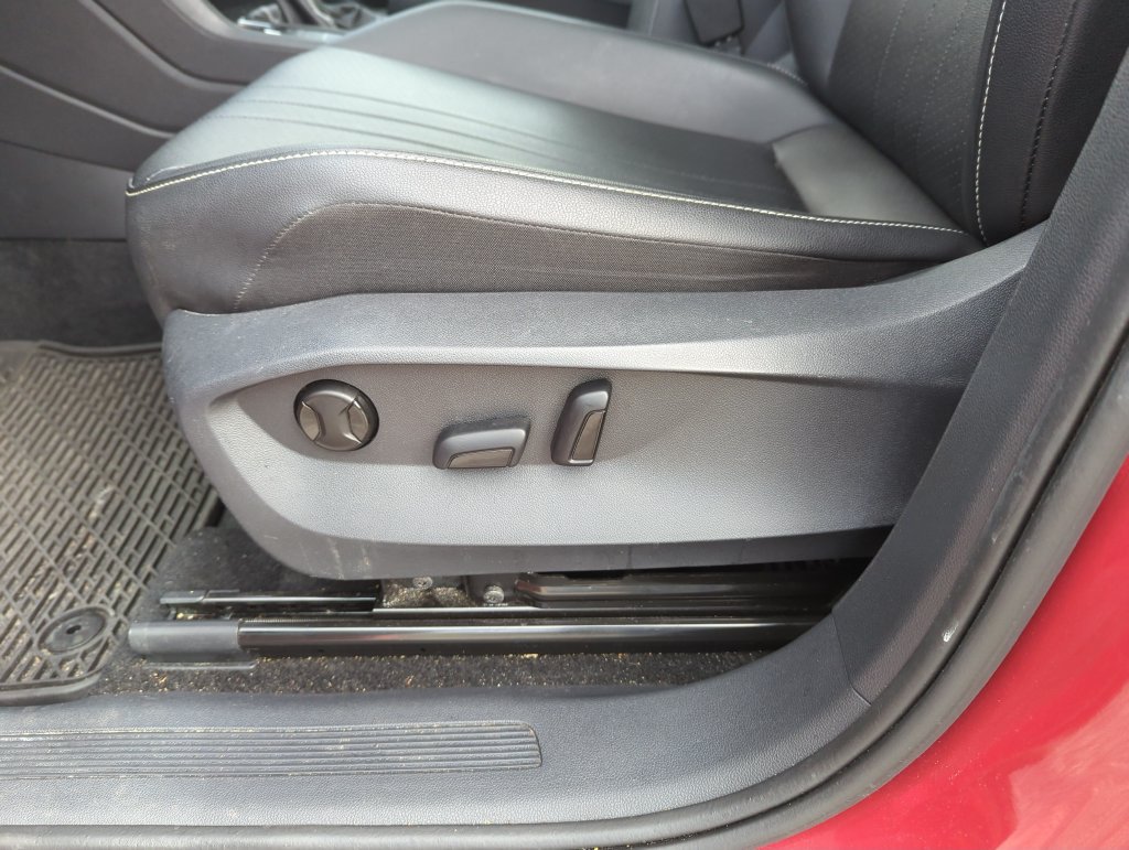 Used 2023 Volkswagen Tiguan SE w/ Panoramic Sunroof Package FWD image 13