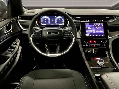 Used 2025 Jeep Grand Cherokee Laredo X w/ Luxury Tech Group I image 8