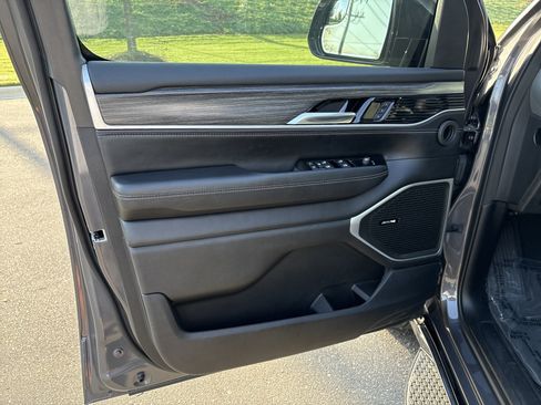 Used 2023 Jeep Wagoneer Series II w/ Premium Group I AWD/4WD image 14