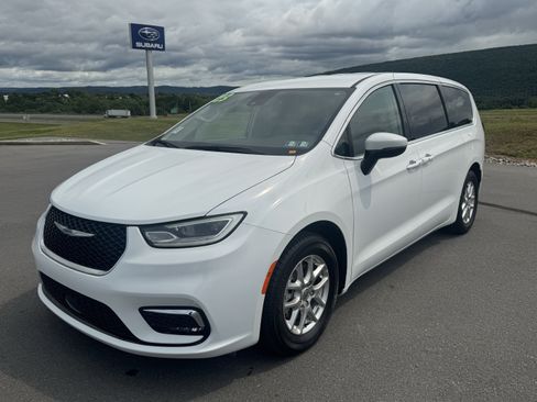 Used 2023 Chrysler Pacifica Touring-L FWD image 8