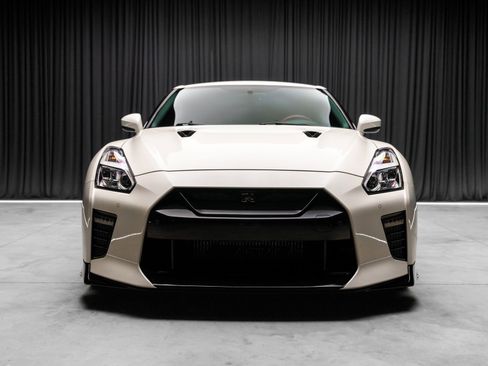 Used 2021 Nissan GT-R Premium image 19