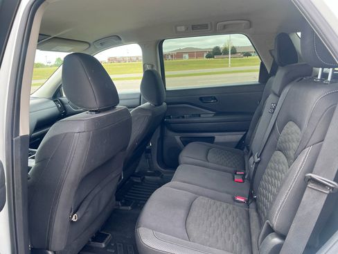 Used 2023 Nissan Pathfinder SV image 15
