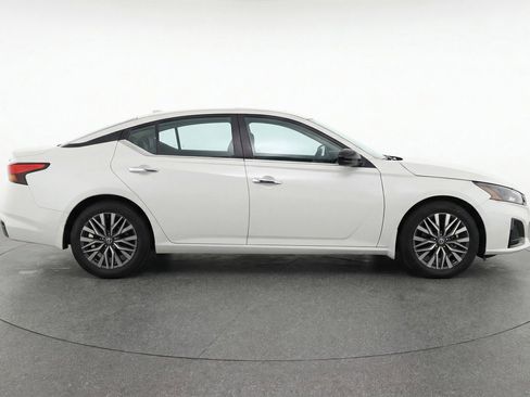 Used 2025 Nissan Altima 2.5 SV image 11
