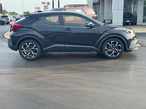 Used 2019 Toyota C-HR XLE FWD image 2