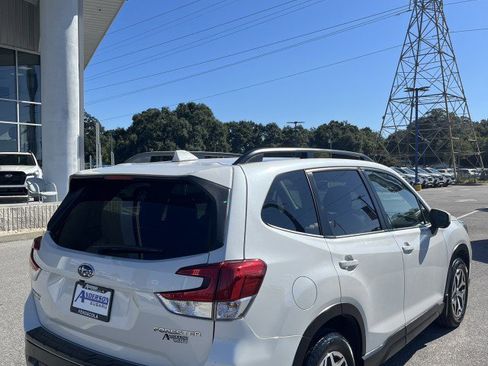 Used 2021 Subaru Forester Premium image 3