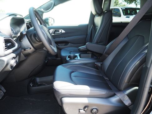 New 2025 Chrysler Pacifica Select w/ Uconnect Theater Family Group image 13