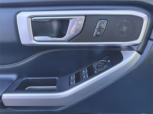 Used 2021 Ford Explorer XLT image 22