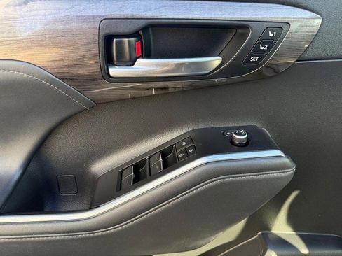 Used 2023 Toyota Highlander Platinum image 20