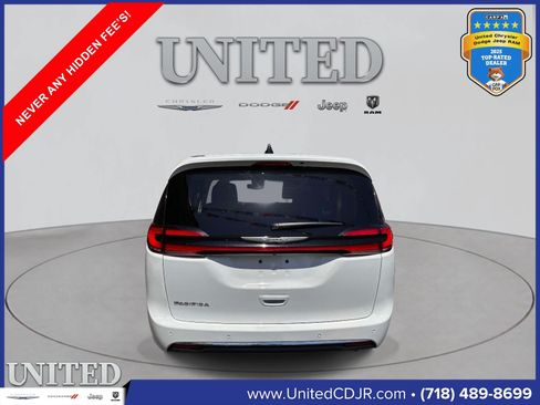 Used 2024 Chrysler Pacifica Touring-L FWD image 3
