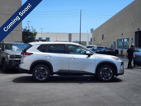 Used 2024 Nissan Rogue SV FWD image 8