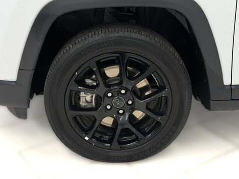 Used 2025 Jeep Compass Latitude w/ Convenience Group AWD/4WD image 11
