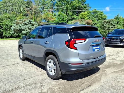 Used 2024 GMC Terrain SLE w/ Driver Convenience Package FWD image 5