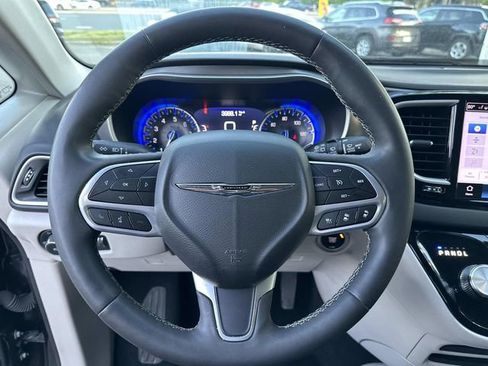 Used 2023 Chrysler Pacifica Touring-L FWD image 30