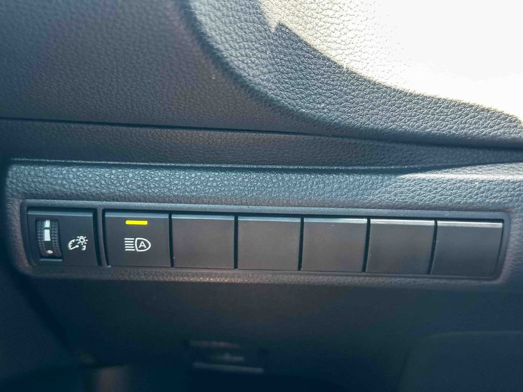 Used 2025 Toyota Corolla LE FWD image 33