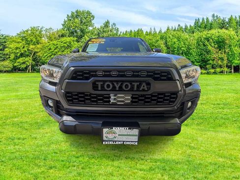Used 2019 Toyota Tacoma TRD Off-Road w/ Technology Package AWD/4WD image 2