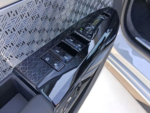 New 2026 BMW 750e xDrive image 12