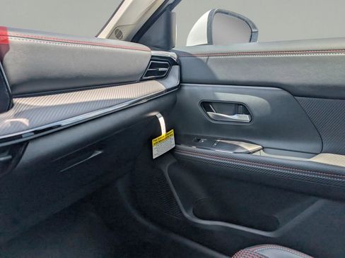 Used 2025 Nissan Kicks SR FWD image 31