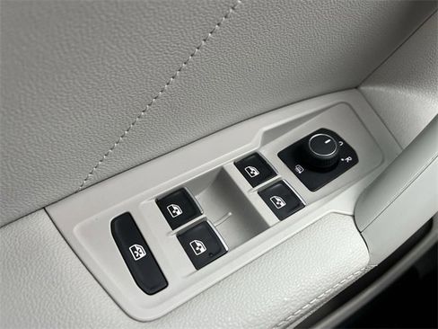 Used 2022 Volkswagen Tiguan SE image 11