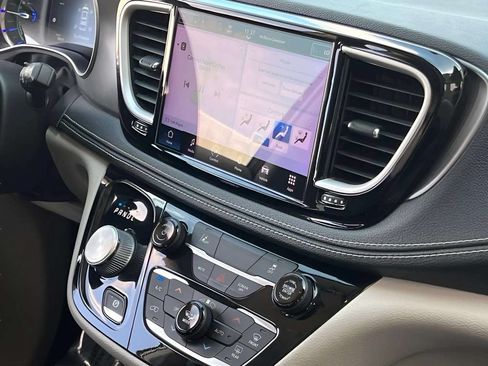 Used 2022 Chrysler Pacifica Touring-L FWD image 35