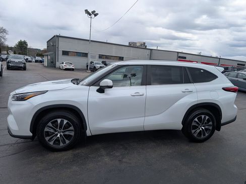 Used 2023 Toyota Highlander XLE image 3