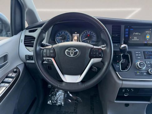 Used 2017 Toyota Sienna XLE image 18