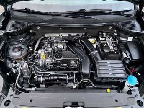 Used 2023 Volkswagen Taos SE w/ Panoramic Sunroof Package image 34